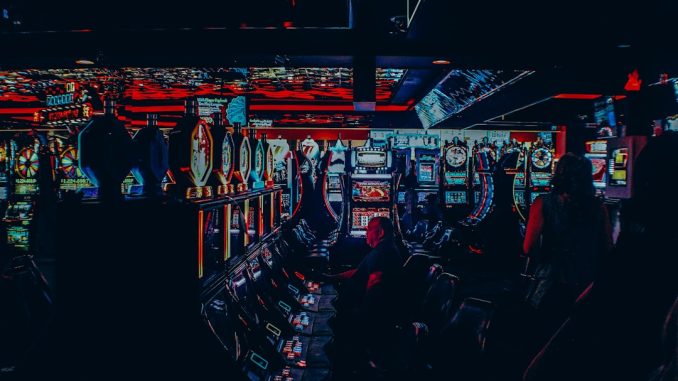 Skillnader mellan online casino och fysiska casinon illustration